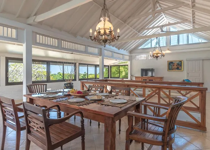 Villa Dinding Batu