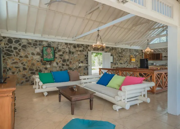 Villa Dinding Batu Singaraja