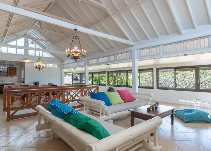 Villa Dinding Batu