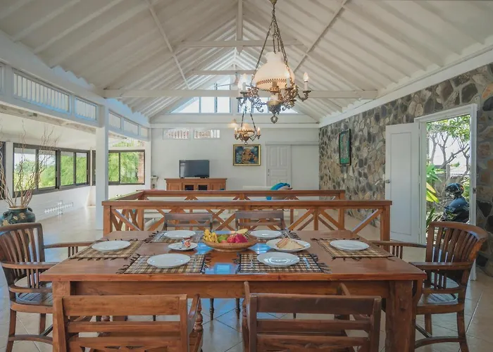 Villa Dinding Batu