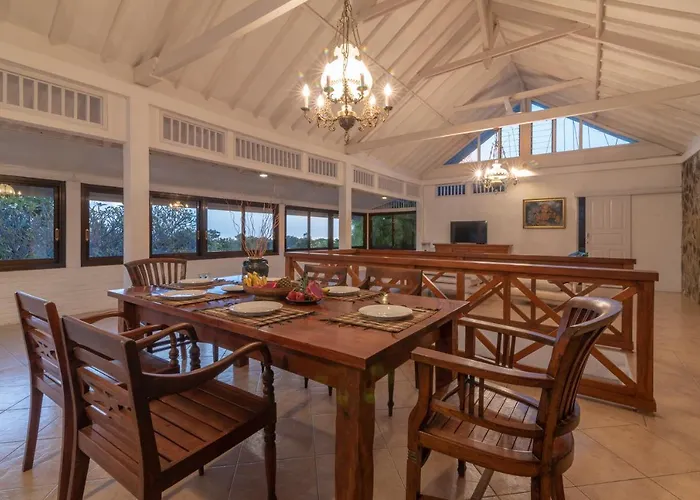 Villa Dinding Batu