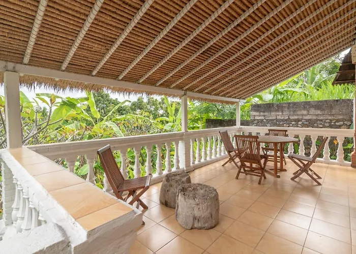 Dinding Batu Villa