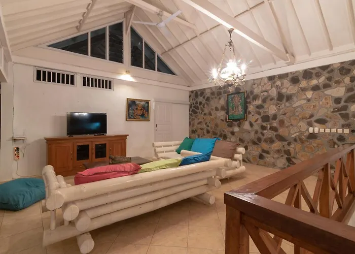 Villa Dinding Batu