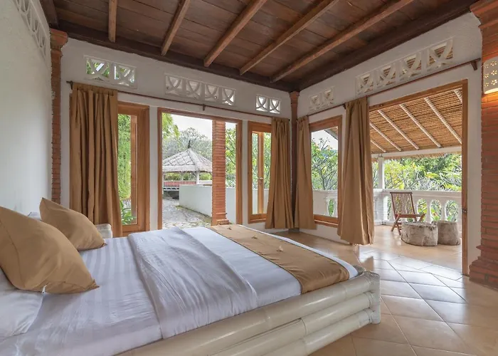 Villa Dinding Batu Singaraja