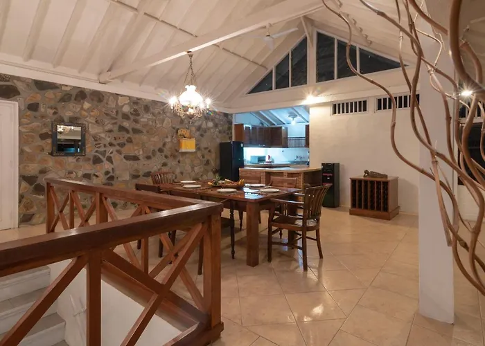 Villa Dinding Batu *